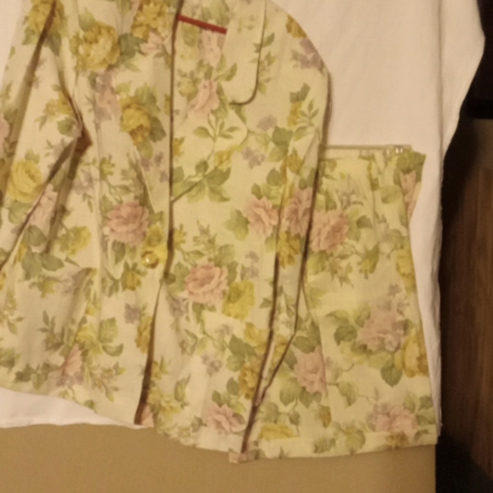 Flower blazer with shorts 2 pockets 1 button size 14